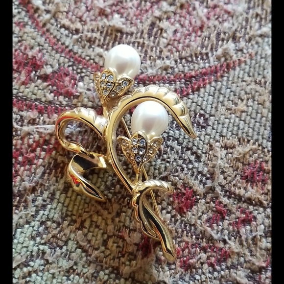 MONET Pearl Rhinestone Flower Brooch - Picture 2 of 16